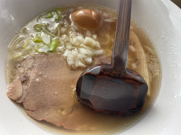 「牛骨醤油ラーメン：950円＋味玉：100円」@麺屋 骨道の写真