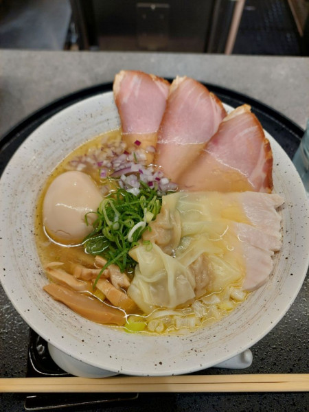 「塩中華そば全部のせ＋半ライス」@中華そば 神田 そめいよしのの写真