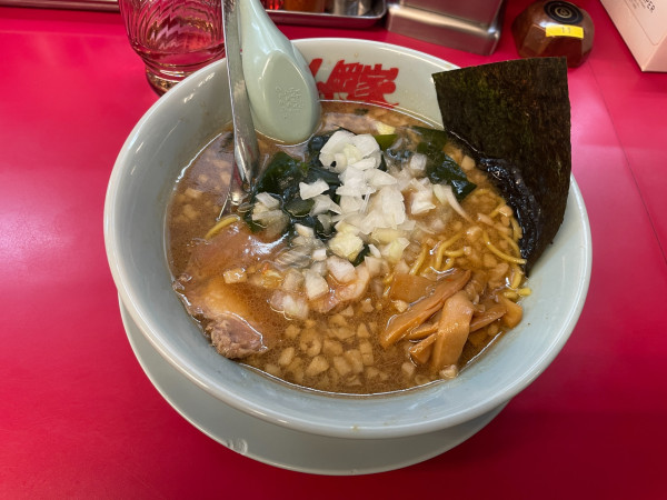 「プレミアム醤油とんこつ（限定）」@山岡家 川島店の写真