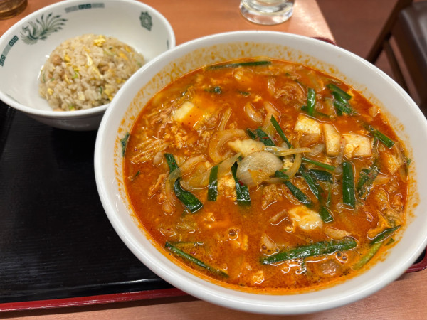 「チゲ味噌ラーメン+半チャーハンセット1080円 他」@日高屋 東久留米東口店の写真