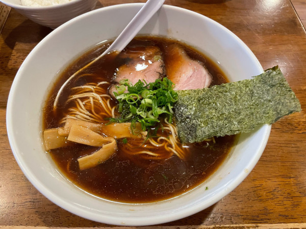 「醤油らあめん」@本格鶏豚汁麺 やくみやの写真