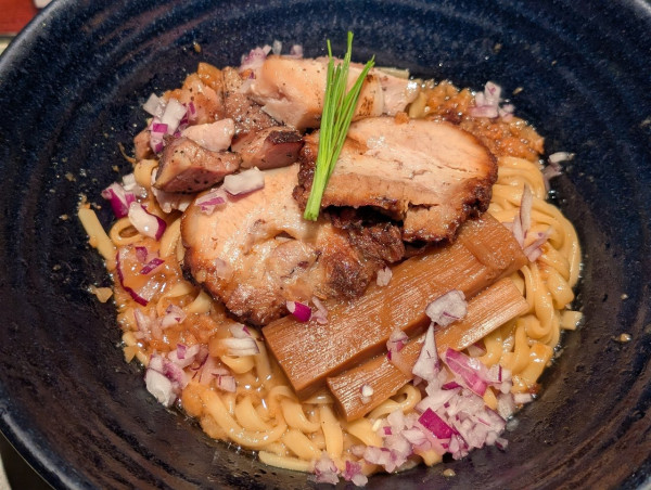 「突発限定背脂醤油まぜそば」@つけ麺 繁田の写真