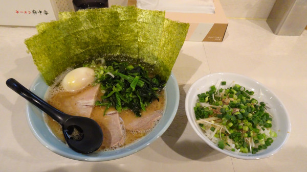 「特製ラーメン（1500円）味濃いめ＋ねぎ飯（300円）」@横浜家系ラーメン 府中家の写真