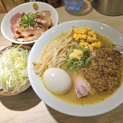 牡蠣味噌ラーメン+味玉+白髪ネギ/炙り肉丼