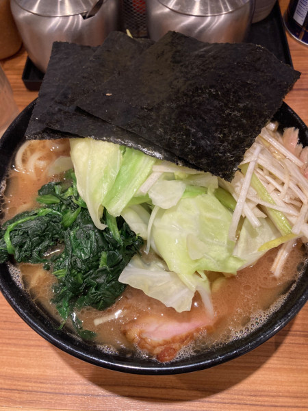 「ラーメン、キャベツ、ネギ」@横浜家系らーめん 輝道家の写真