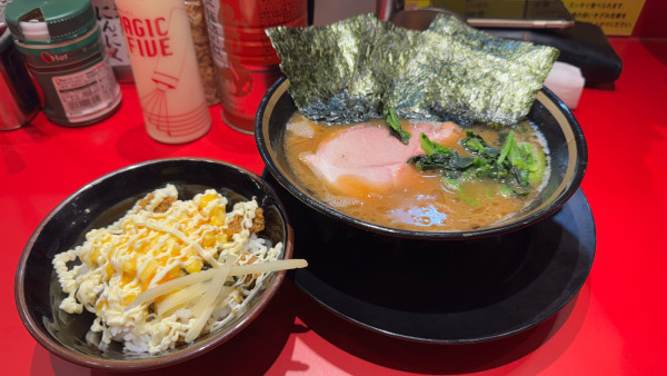 「ラーメン➕半玉ご飯」@王道家味の継承店 カズ家の写真