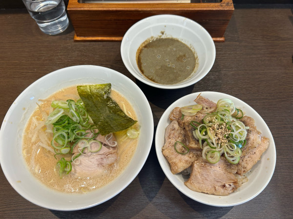 「【限定】豚骨ラーメン+肉飯大(1000+450〕」@麺処 遊 蕨店の写真