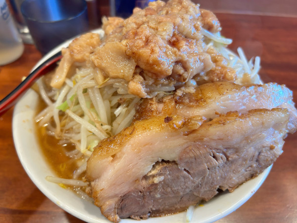 「大ラーメン(ヤサイアブラカラメ)+しょうがねえやつら」@自家製麺まる太の写真