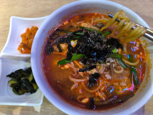 「ランチ ユッケジャンラーメン(1,090)」@吾照里 横浜ポルタ店の写真