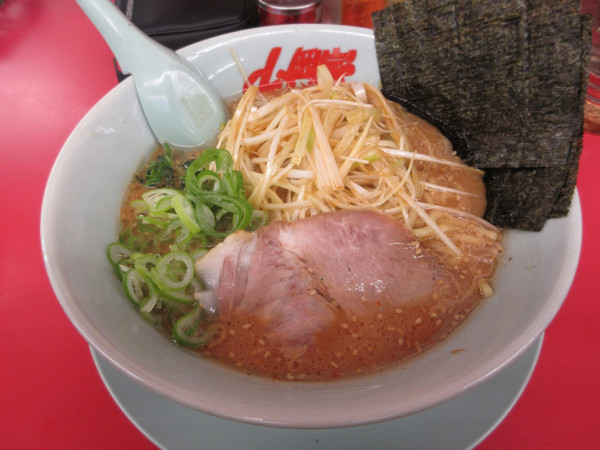 「味噌ラーメン（６９０円）＋ポイント交換ネギ」@ラーメン山岡家 阿見店の写真