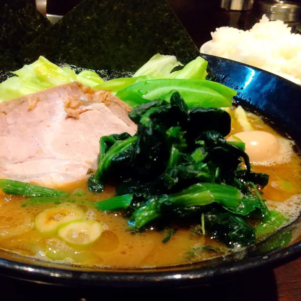 「#醤油とんこつラーメン #850円 #キャベツ #100円 #ラ」@らーめん きたくり家 北久里浜店の写真