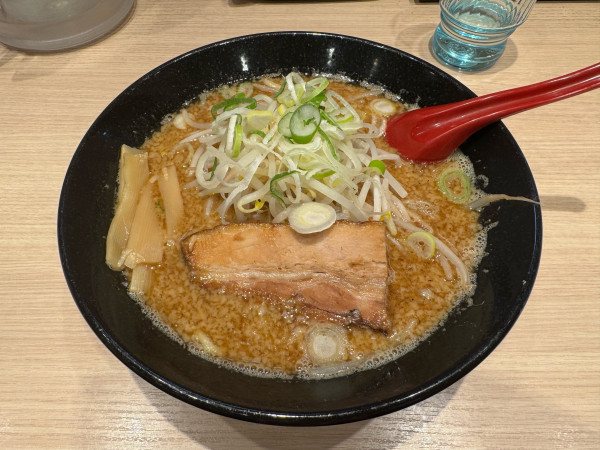 「炙り肉のせ濃厚魚介豚骨味噌ラーメン」@頑者製麺所 エキア成増店の写真