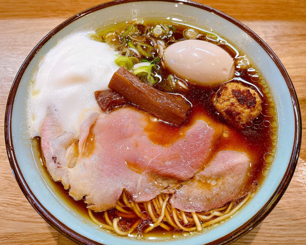 「トリュフ薫る醤油そば（900円）、味玉（150円）」@麺饗庭 必道の写真