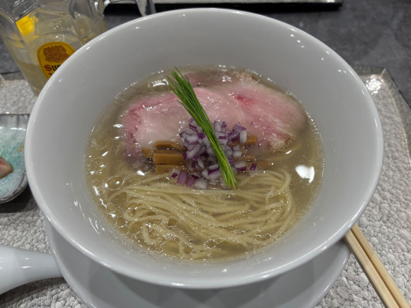 「中華蕎麦(塩)1000円+三岳(水割)550円」@宍道湖しじみ中華蕎麦 琥珀 池袋店の写真