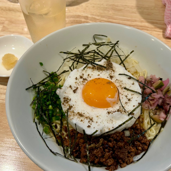 「肉味噌まぜそば（大盛）＋ニンニク＋Dewar's 12年」@香油まぜそば しろの写真