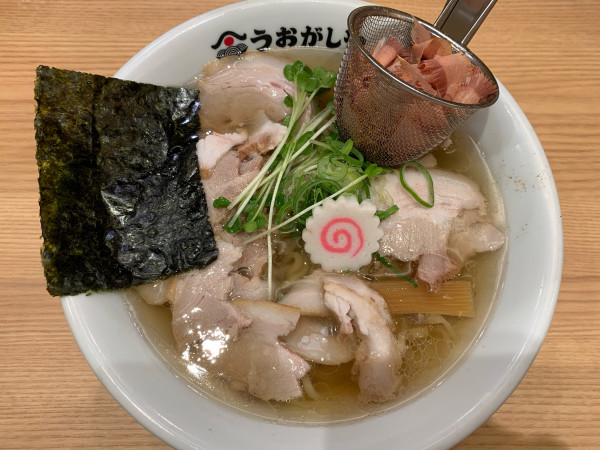 「肉入れすぎラーメン 並」@鮨とラーメン うおがしや 渋谷店の写真