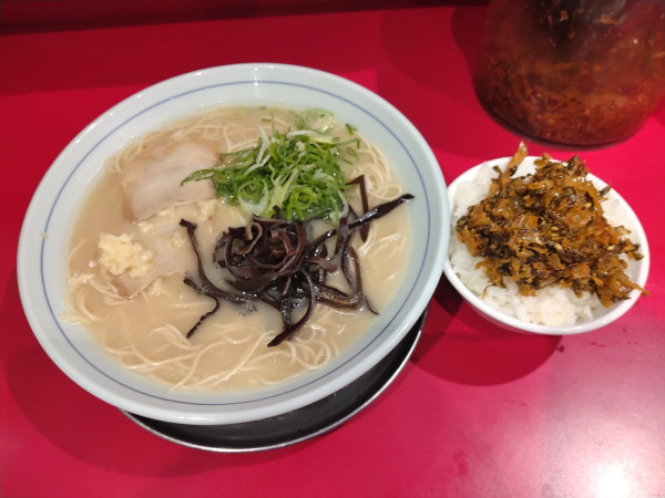 「本場博多ラーメン+ライス無料¥700-」@本場博多ラーメン せまかっちゃん 神田店の写真