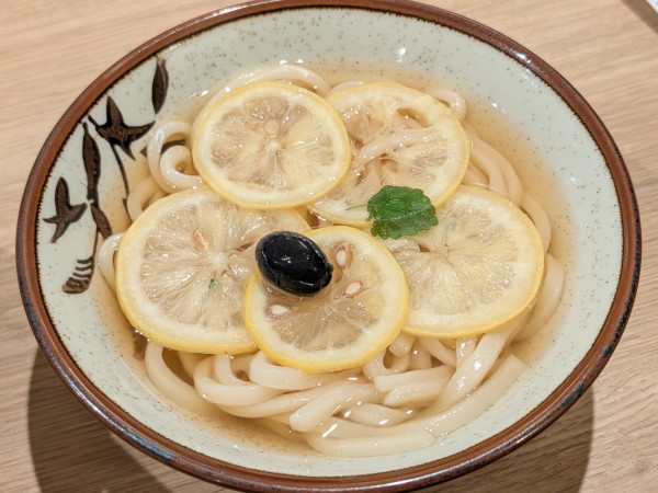 「さぬきレモンうどん(温:490円)」@ジャンボフェリーあおい うどんコーナー「ふねピッピ」の写真
