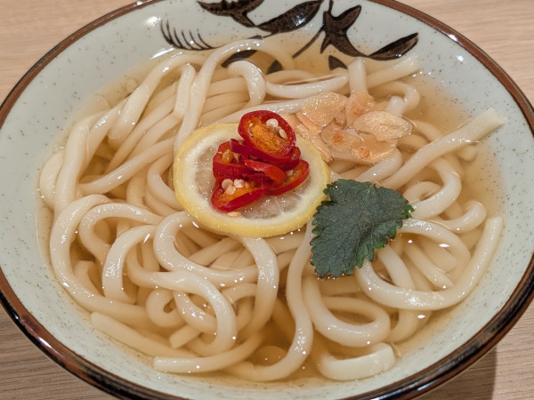「さぬきレモンペペロンうどん（490円）」@ジャンボフェリーあおい うどんコーナー「ふねピッピ」の写真