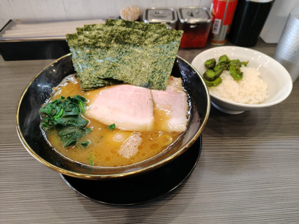 「◯得裏武蔵家ラーメン(並)¥1300」@横浜ラーメン 裏武蔵家 西千葉本店の写真