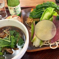 野菜3倍肉汁せいろ(そば)1200円+地酒(天覧山)600円