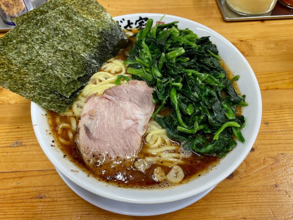 「焦がしにんにくラーメン ほうれん草」@横浜家系ラーメン 武蔵境つばさ家の写真