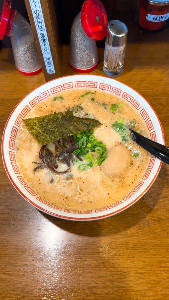「豚骨塩味玉ラーメン+替玉」@哲麺 めじろ台店の写真