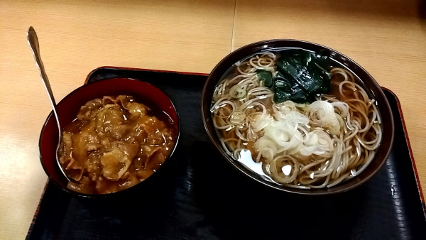 「かけ（カレー南蛮丼セット）（８５０円）」@越後十日町そばと地酒の店 がんぎ 三田店の写真