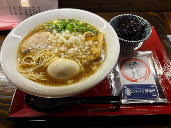 「あご出汁らぁめん950円」@たちばな製麺所の写真