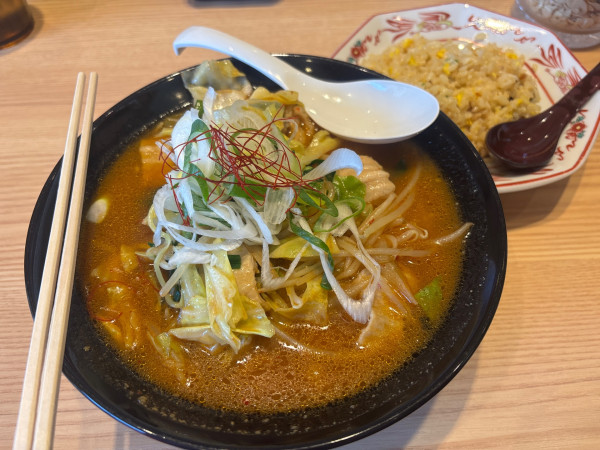 「牛ホルモン醤油らーめん（ホルモン倍）（麺大盛）・半炒飯」@北海道らぁめん伝丸 平塚田村店の写真