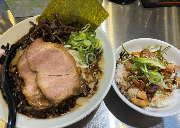 「豚骨らーめん黒 900円+ランチミニチャーシュー飯150円」@豚骨らーめん ぶたきち 本厚木店の写真