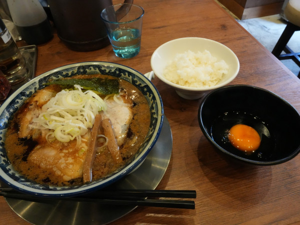 「黒焼豚ラーメン 焼豚50g 大盛＋生姜＋ネギ＋ライス＋生玉子」@中華そば専門 しげるの写真