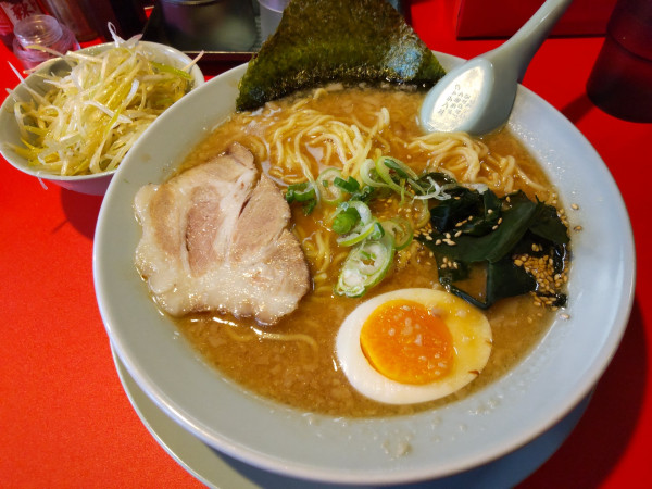 「朝ラーメン＋ネギ(別皿)、味噌変更100円」@ラーメンショップ○波 武蔵浦和店の写真