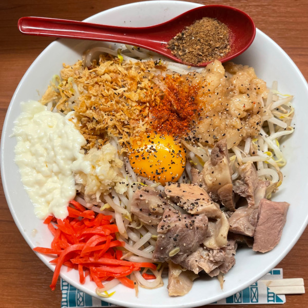 「汁なし 1,000円（全マシ）」@ススリバの写真