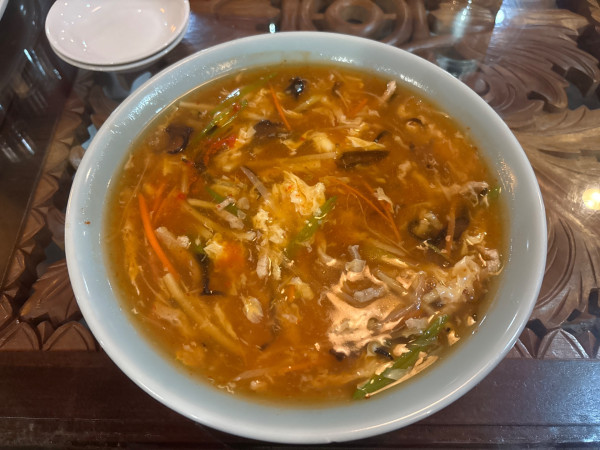 「酸辛麺（すっぱ辛い麺）大盛り・餃子」@箱根 中国北東部家庭料理 王府井の写真