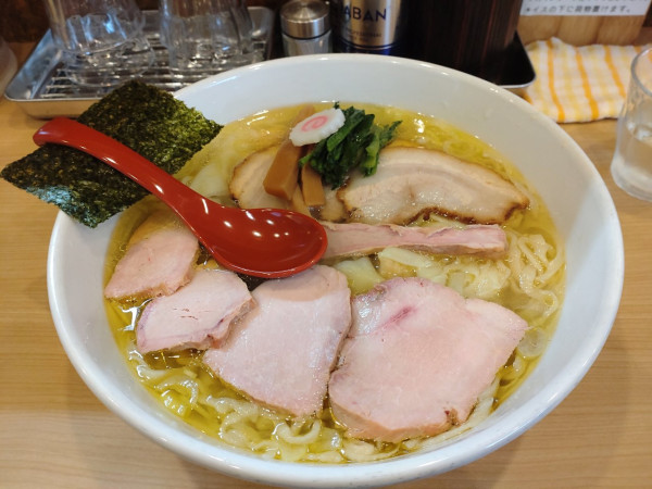 「焼豚ワンタン麺大盛　限定２０食塩生姜に変更」@白河手打中華そば 法隆の写真