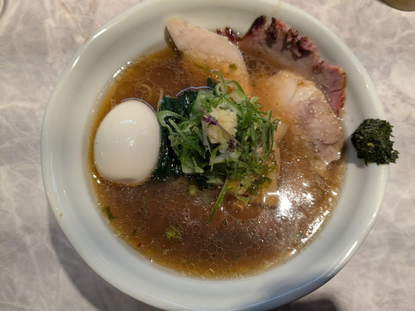 「３種のチャーシューと味玉の醤油らーめん 1500円」@shizukuの写真