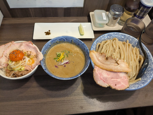 「【周年限定】鶏と鯛の濃厚つけ麺特盛➕極チャーシュー丼」@狼煙 〜NOROSHI〜の写真