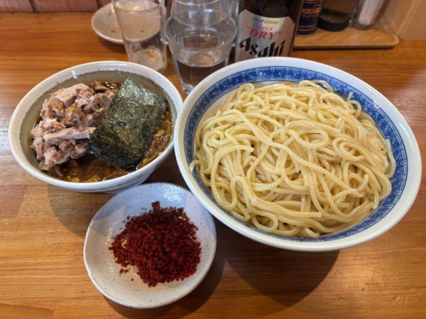 「アサヒスーパードライ中瓶〜つけチャーシュー中　辛味」@自家製中華そば としおかの写真