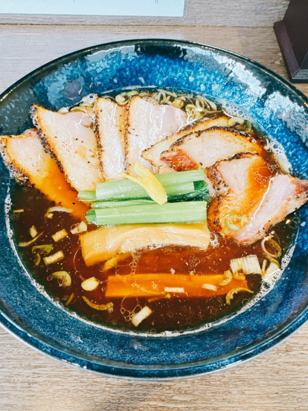 「あるクロチャーシューめん 醤油」@麺とスープの店  歩き出せ、クローバーの写真