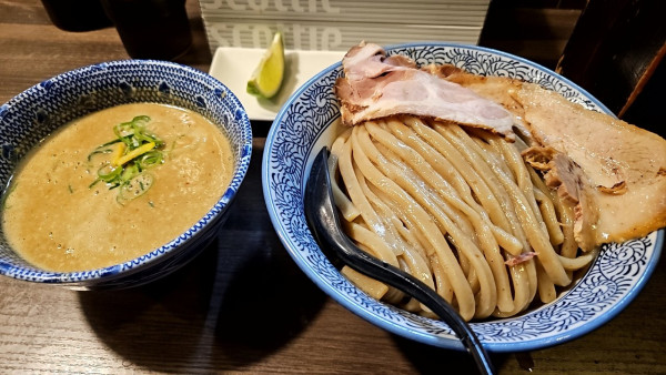 「【周年祭限定】鶏と鯛の濃厚つけ麺 特盛」@狼煙 〜NOROSHI〜の写真