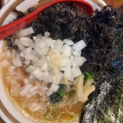 醤油豚骨900円＋岩海苔150円＋刻み玉ねぎ100円