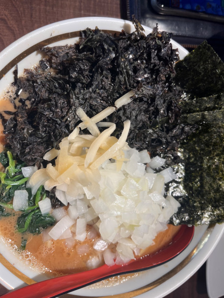 「岩のりラーメン1,100円＋麺中盛り200円＋たまねぎ100」@家系ラーメン王道家直伝 樹道家 水戸店の写真