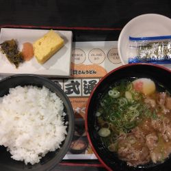 朝、肉うどん定食500円(割チケで450円)