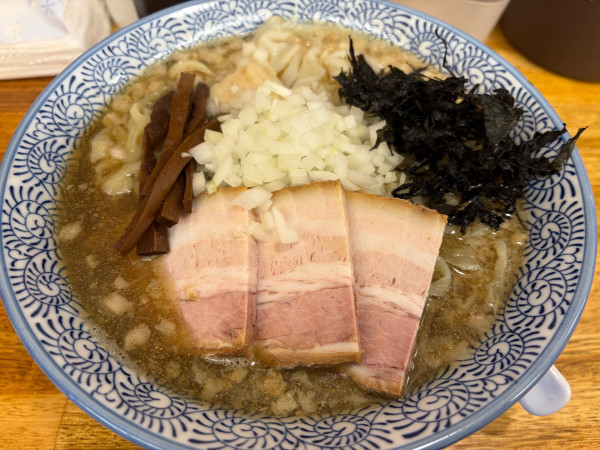 「背脂煮干らー麺（大盛）＋ワンタン」@麺屋 つるるの写真