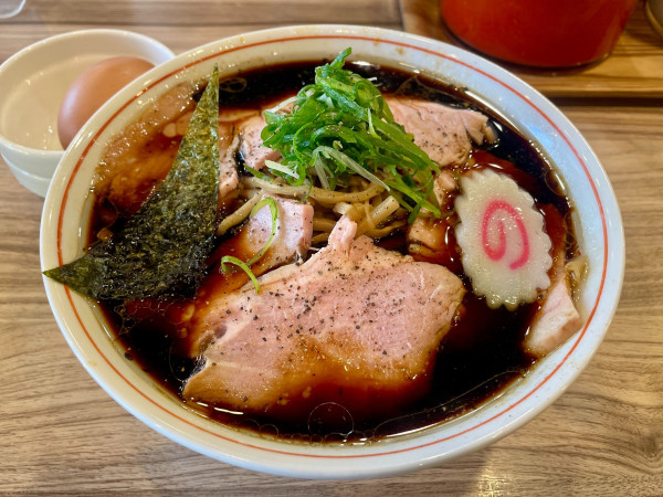 「ブラックチャーシュー ＋ 生卵」@くじら食堂 nonowa東小金井店の写真