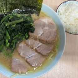 ラーメン +チャーシュー +ほうれん草 +海苔 +ライス