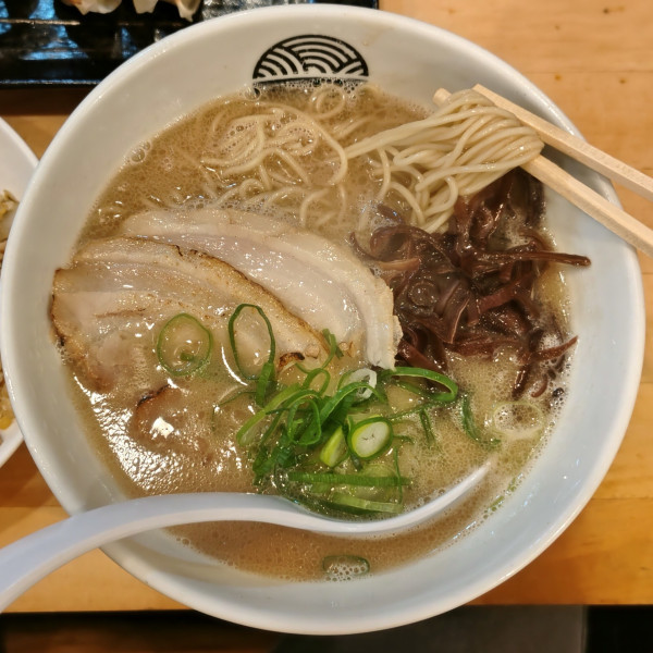 「豚骨らぁめん（870円） 餃子４個＋半チャーハン（680円）」@いちむじんの写真