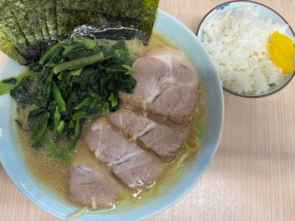 「ラーメン +チャーシュー +ほうれん草 +海苔 +ライス」@らーめん 野々家の写真