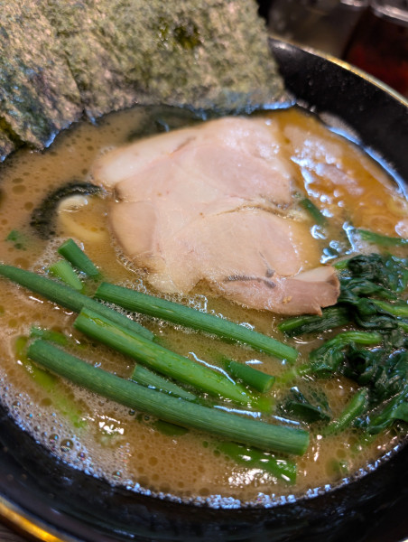 「ラーメン・にんにくの芽増し」@横浜ラーメン 裏武蔵家 西千葉本店の写真